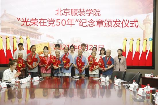 春运首日 连云港高铁站温暖归乡人