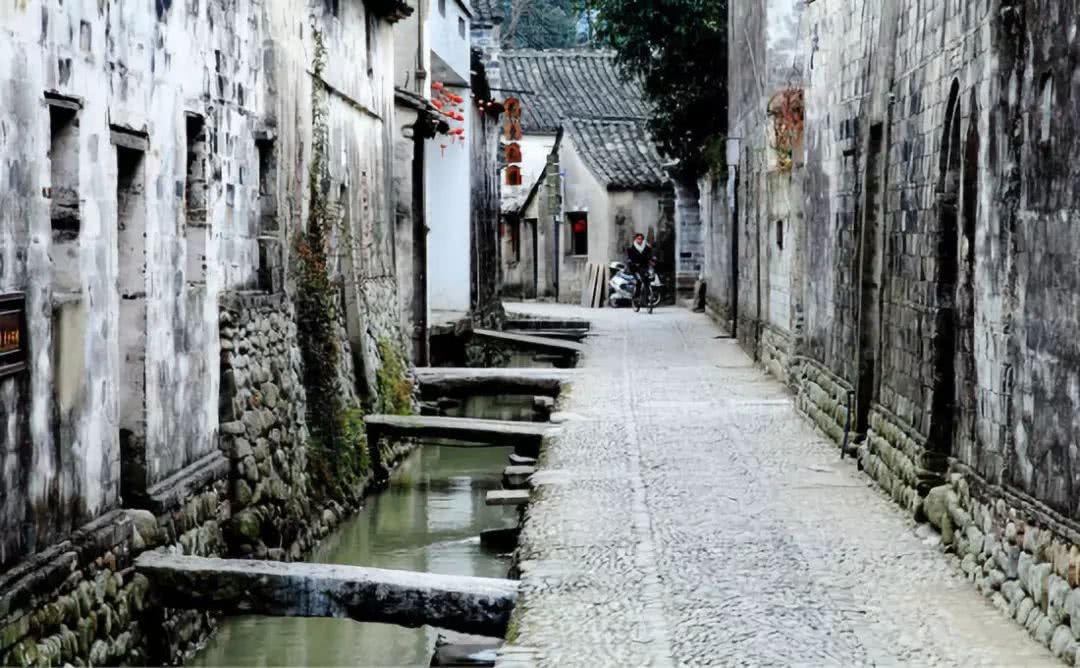 《繁花》里,阿宝爱的到底是谁?